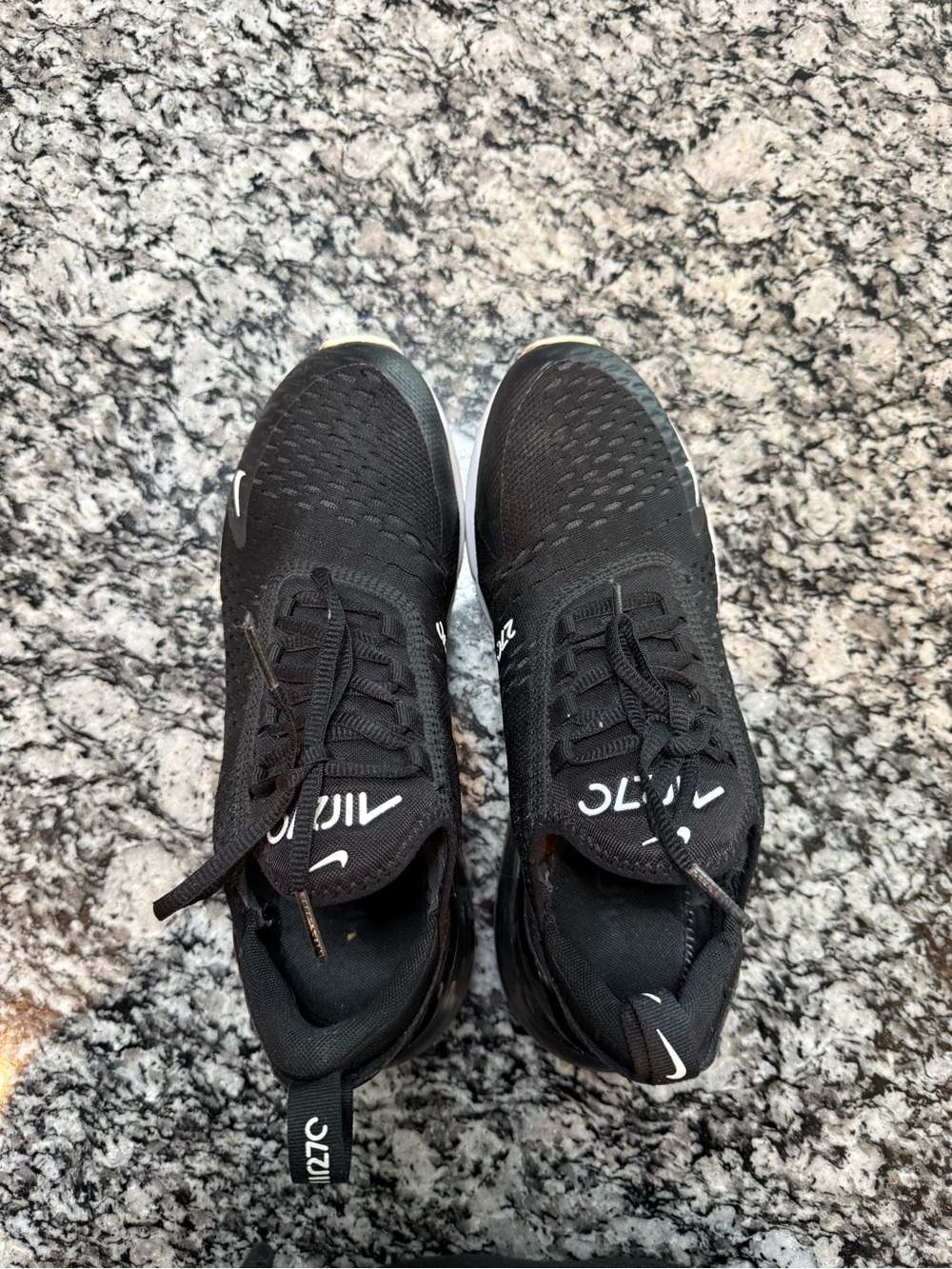 Nike Women’s 9 black/white Air270